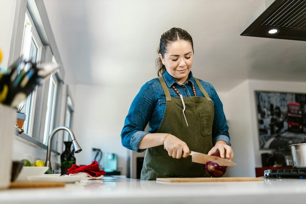 Comment organiser une armoire à provisions pour un accès facile et un stockage optimal?