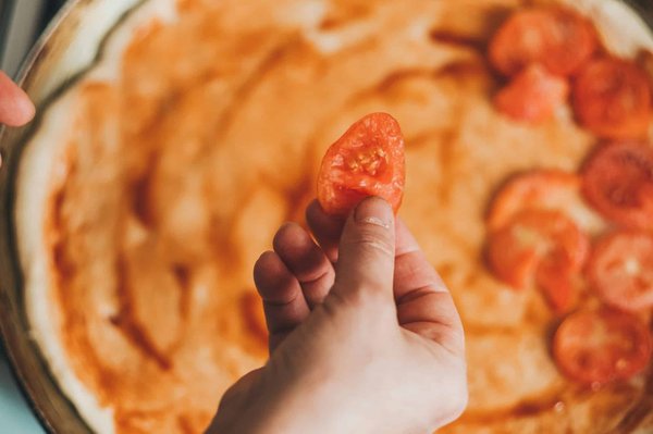 Comment réaliser une pizza margherita avec une pâte bien levée et une sauce savoureuse?