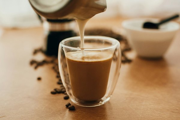 Quels sont les avantages d'une machine à café avec mousseur à lait pour des cappuccinos crémeux?
