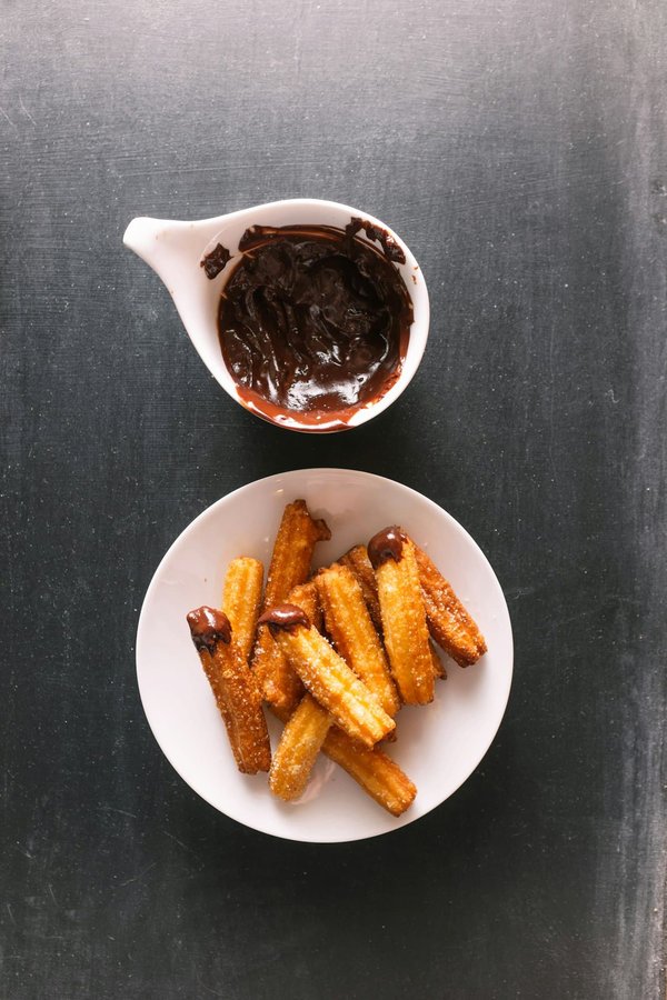 Comment réussir des churros maison avec une pâte croustillante et un cœur moelleux?
