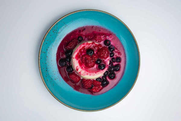 Quels conseils pour une panna cotta à la vanille avec une consistance parfaite et un coulis de fruits exotiques?