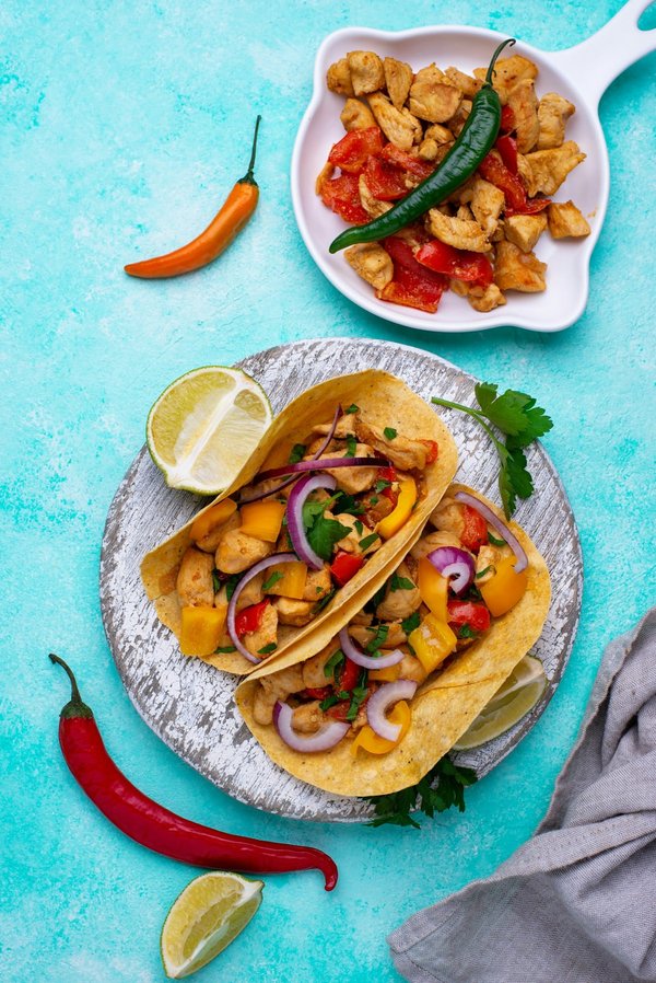 Comment faire des tacos aux crevettes avec une marinade épicée et une salsa mangue-avocat?