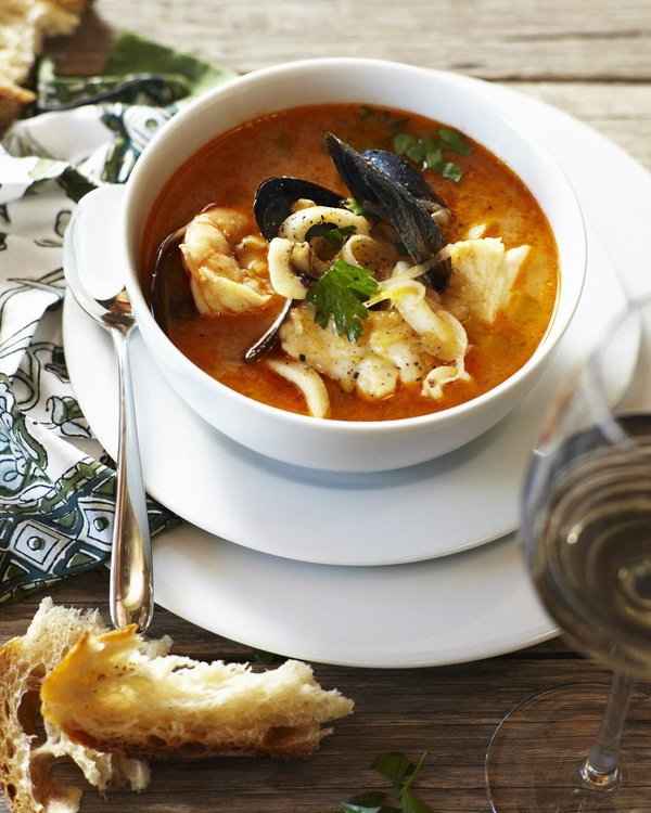 Quelle est la méthode pour préparer une bouillabaisse avec un bouillon riche et aromatique?