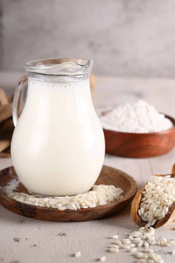 Quels sont les avantages de proposer des options de plats sans lactose dans un café?