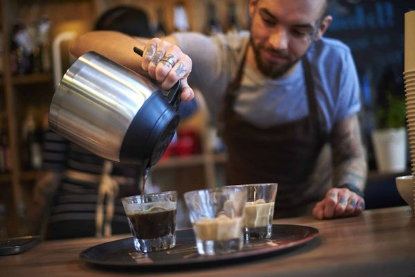 Quelles sont les meilleures pratiques pour servir des cafés spéciaux dans un bar à café?