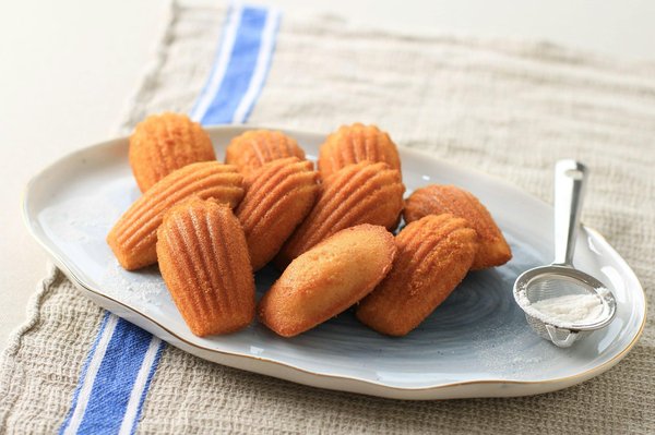 Quelle méthode utiliser pour obtenir des madeleines parfaitement dorées avec une texture moelleuse à l'intérieur?