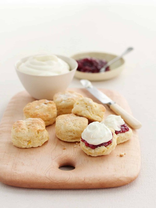 Comment préparer des scones anglais avec une texture friable et moelleuse?