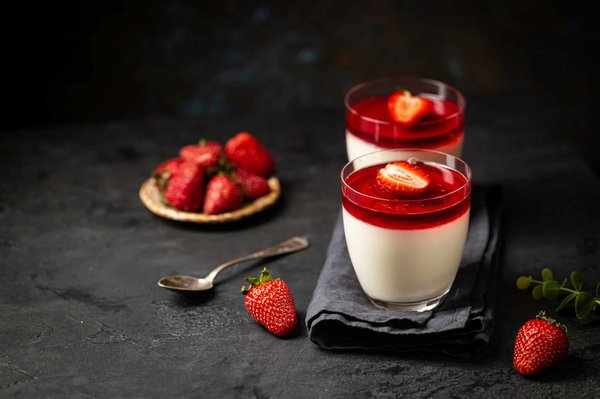 Quel est le processus pour une panna cotta aux fruits rouges avec une texture fondante?