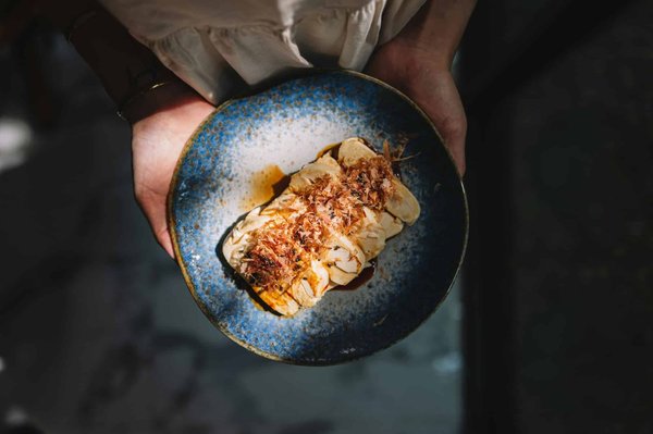 Quelles sont les meilleures pratiques pour préparer des plats à base de tofu dans un restaurant asiatique?