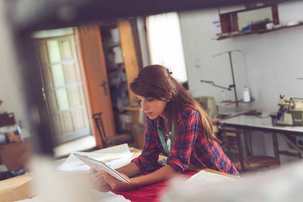 Comment concevoir un plan de travail en bois pour une ambiance chaleureuse et fonctionnelle?