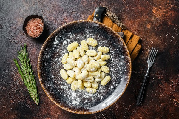 Quelle est la meilleure façon de préparer des gnocchis de potiron avec une sauce au beurre de sauge?