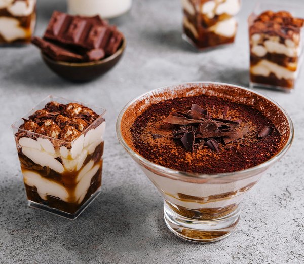 Comment créer un menu de desserts à base de lait végétal dans une pâtisserie végétalienne ?