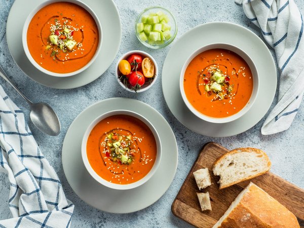 Comment préparer une soupe de tomate rôtie avec du basilic frais?